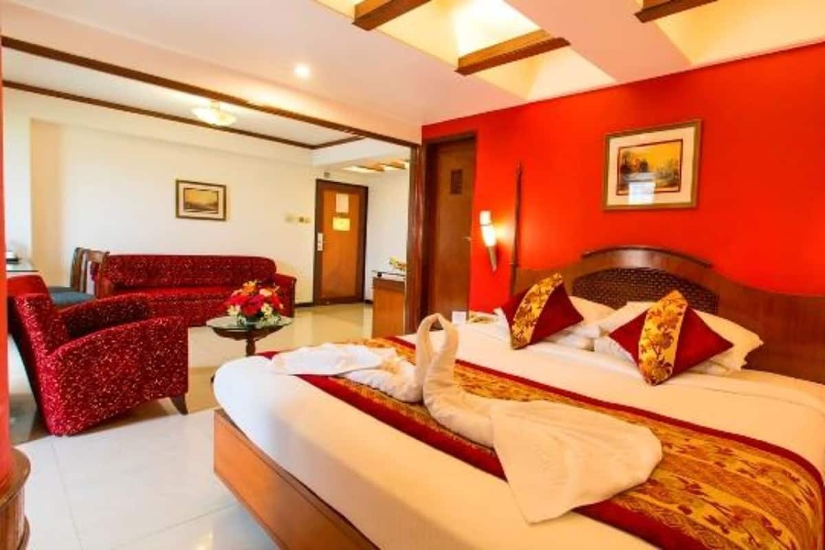 Minibar, in-room safe, desk, laptop workspace