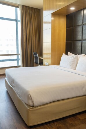 Suite | Minibar, in-room safe, desk, laptop workspace - Ramee Guestline Hotel Dadar (Mumbai)