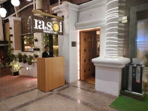 2 restaurants, breakfast served - Ramee Guestline Hotel Dadar (Mumbai)