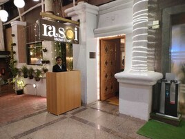 2 restaurantes, se sirve desayuno 