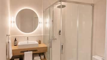 Vierpersoonskamer | Badkamer | Een douche, een haardroger, handdoeken