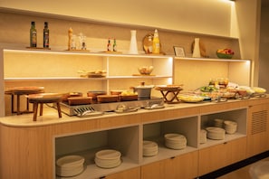 Un buffet proposant une variété de plats et d’accompagnements.