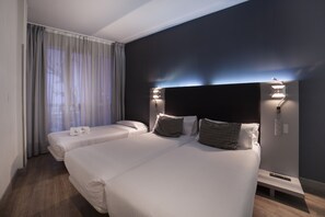 Habitación triple | Minibar, caja fuerte, escritorio y wifi gratis