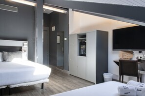 Habitación triple | Minibar, caja fuerte, escritorio y wifi gratis