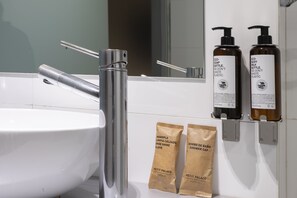 Triple Room | Bilik Mandi | Pancuran mandi, pengering rambut, tuala disediakan 