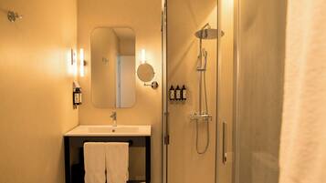Vierpersoonskamer | Badkamer | Een douche, een haardroger, handdoeken