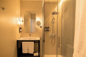 Vierbettzimmer | Badezimmer | Dusche, Haartrockner, Handtücher