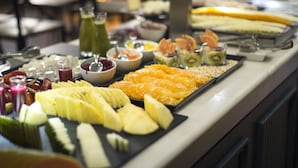 Un buffet proposant une variété de fruits et de boissons.