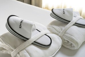 Minibar, in-room safe, desk, free WiFi - Petit Palace Plaza España (Madrid)