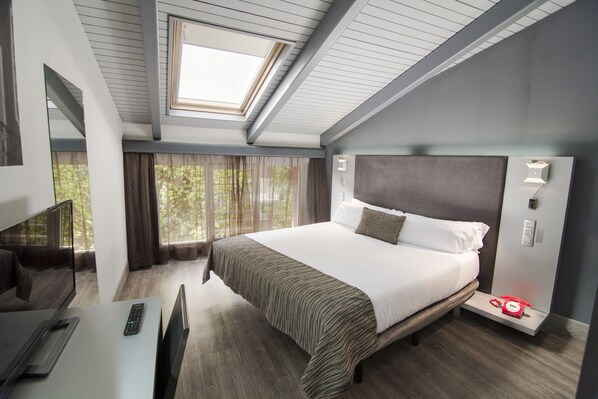 Tweepersoonskamer (Attic) | Een minibar, een kluis op de kamer, een bureau, gratis wifi