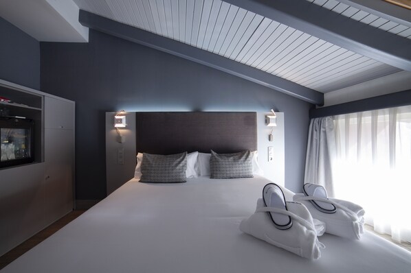 Double Room (Attic) | Minibar, in-room safe, desk, free WiFi