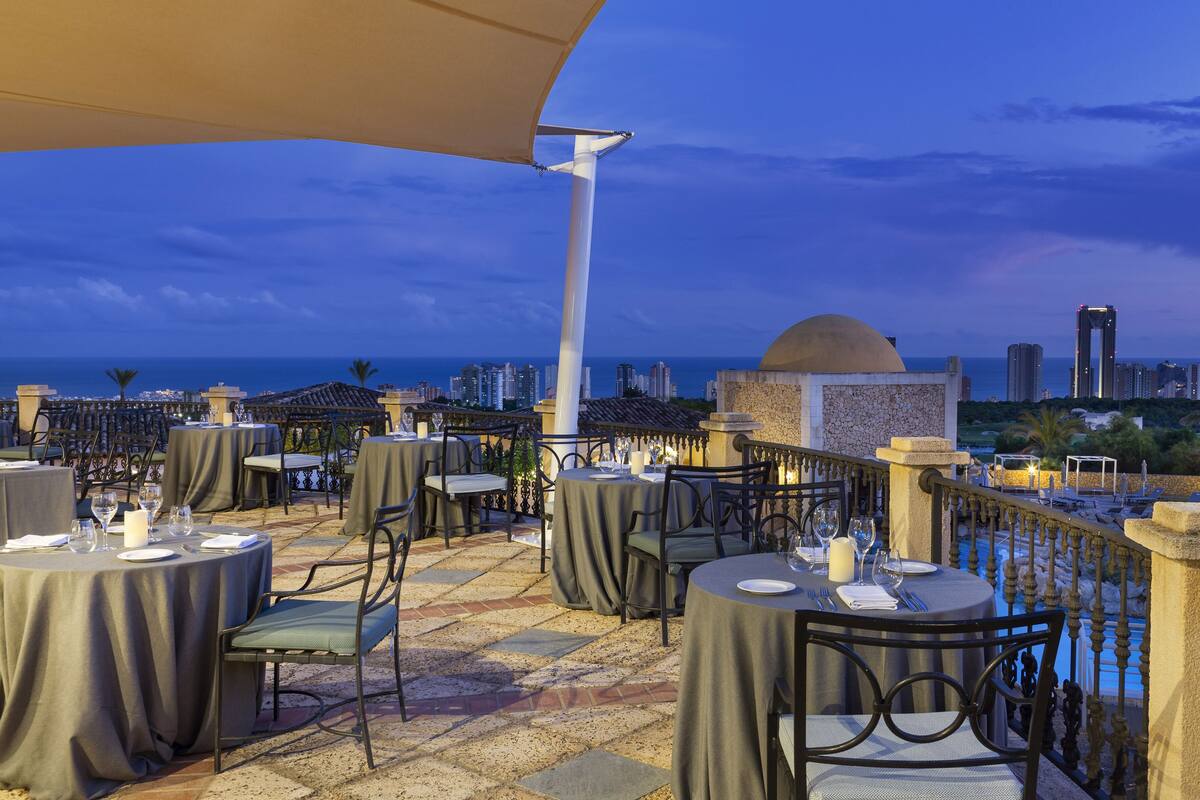 6 restaurants, breakfast, lunch, dinner served; italian cuisine