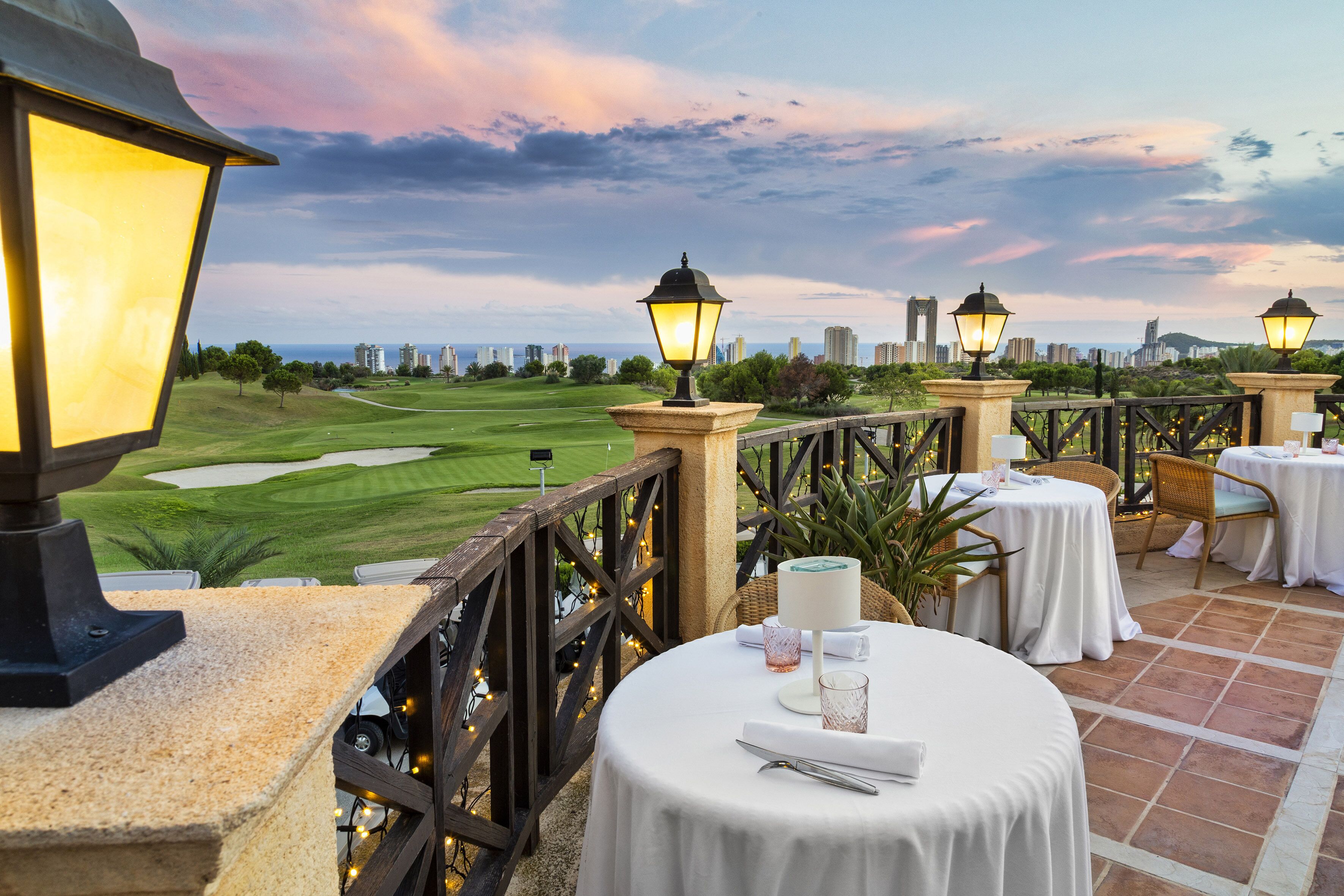 6 restaurants; breakfast, lunch and dinner served 