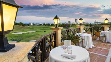 6 restaurants; breakfast, lunch and dinner served