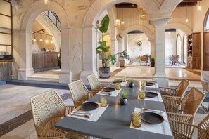 6 restaurants, breakfast, lunch, dinner served; Italian cuisine