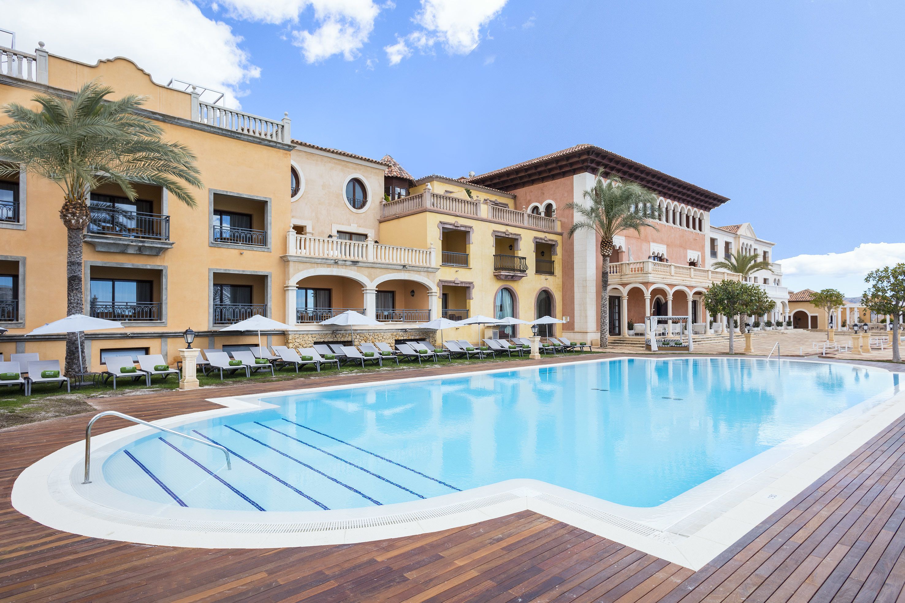 3 Außenpools, Sonnenschirme, Liegestühle