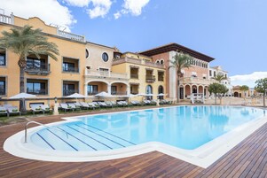 3 室外游泳池，池畔遮阳伞，日光浴躺椅