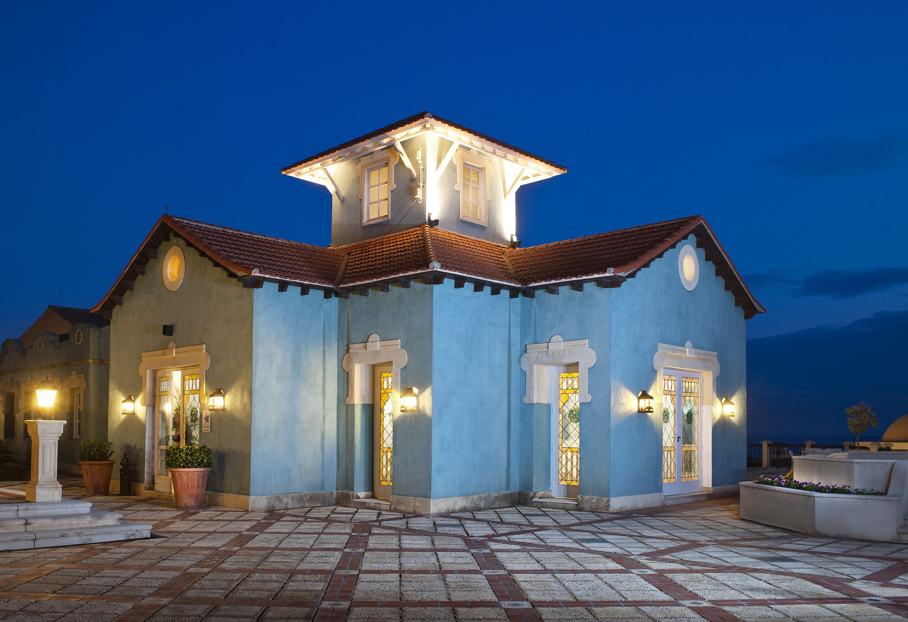 6 restaurants, breakfast, lunch, dinner served; italian cuisine