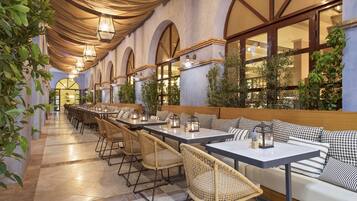 6 restaurants; breakfast, lunch and dinner served