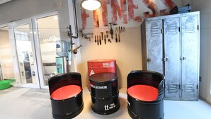 A gym with exercise equipment, water dispensers, and lockers. - Hotel Sprenz (Oldenburg)