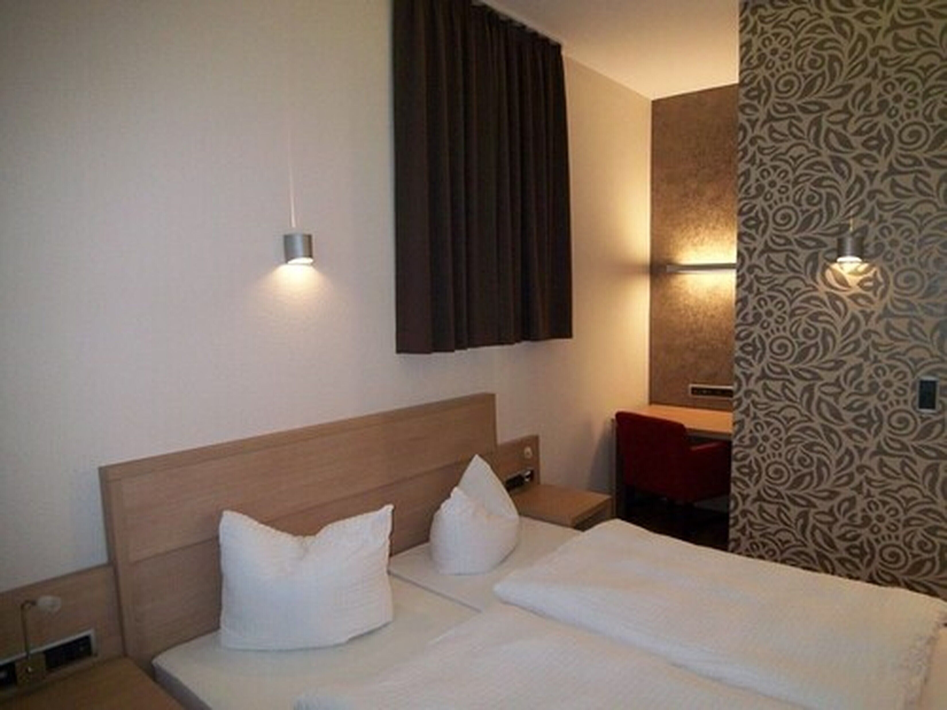 double room | minibar, in-room safe, individually decorated, individually furnished