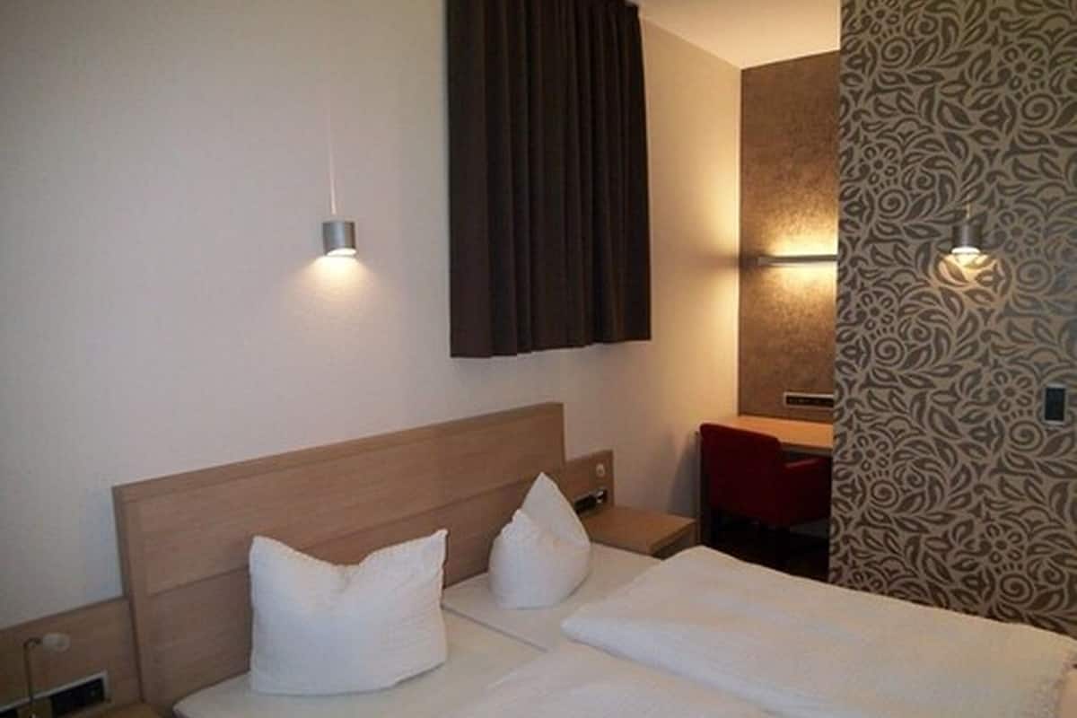 double room | minibar, in-room safe, individually decorated, individually furnished