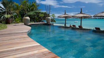 Chambre, en bord de plage | Piscine à débordement