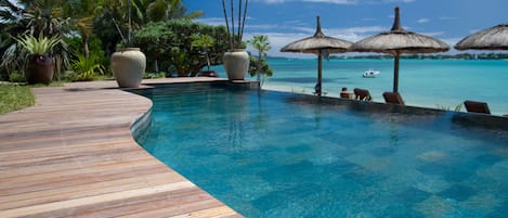 Chambre, en bord de plage | Piscine à débordement | Piscine extérieure, chaises longues