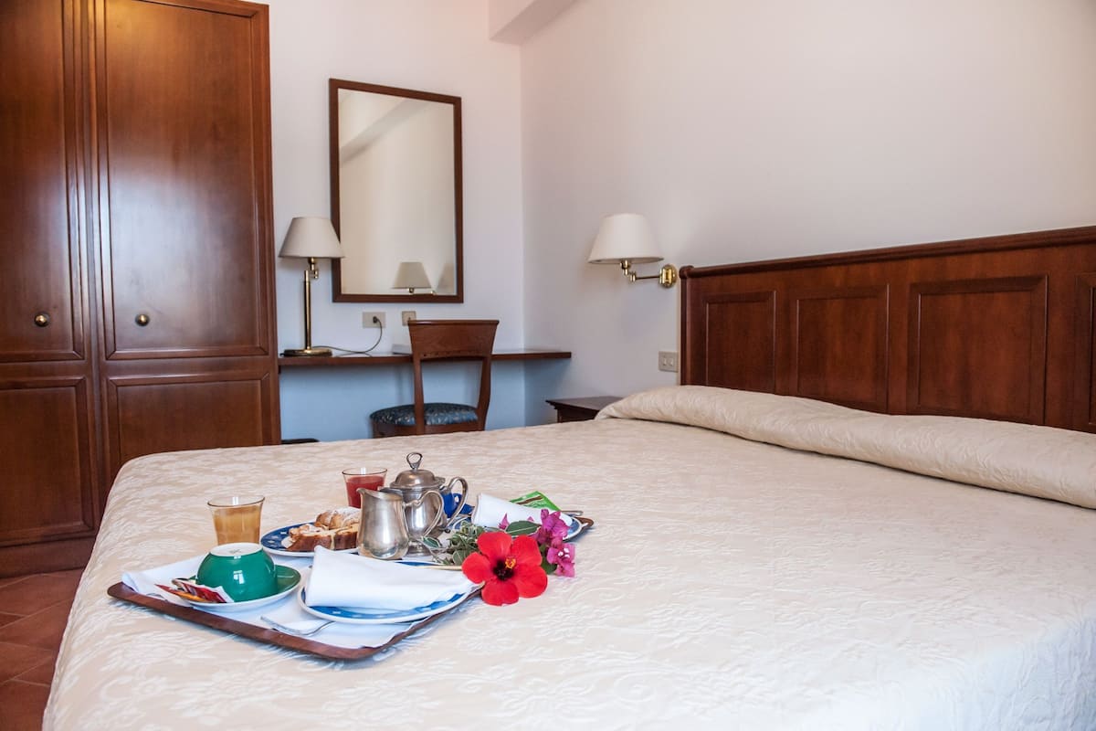 Sábanas italianas Frette, minibar y caja de seguridad en la habitación