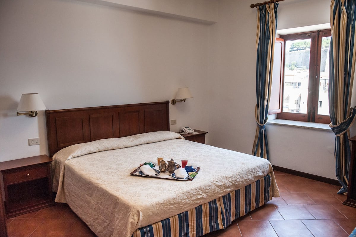 Sábanas italianas Frette, minibar y caja de seguridad en la habitación