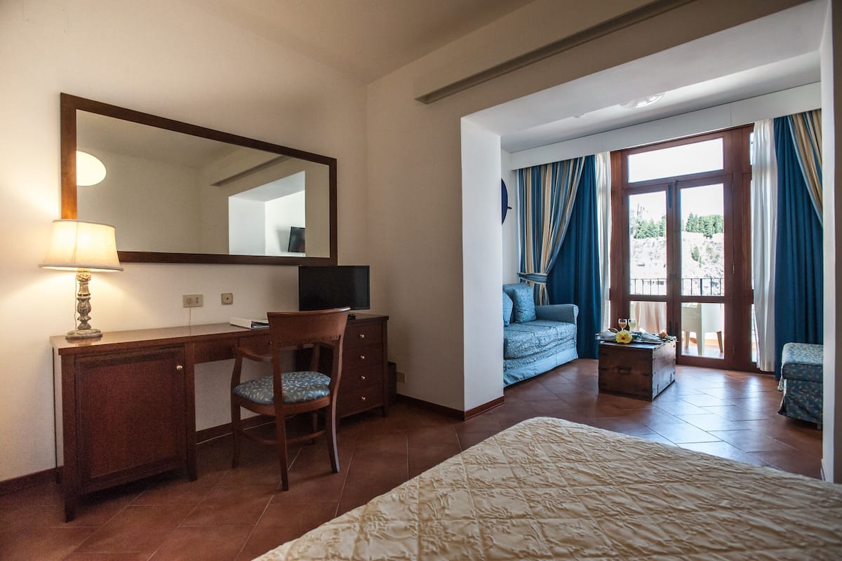 Sábanas italianas Frette, minibar y caja de seguridad en la habitación