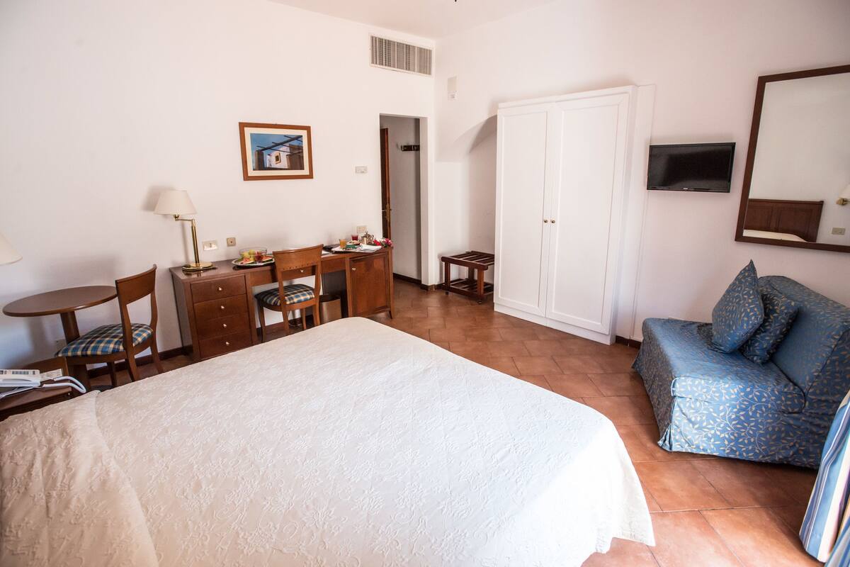 Sábanas italianas Frette, minibar y caja de seguridad en la habitación