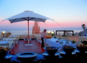 Aamiainen ja illallinen, ulkoilmaravintola 