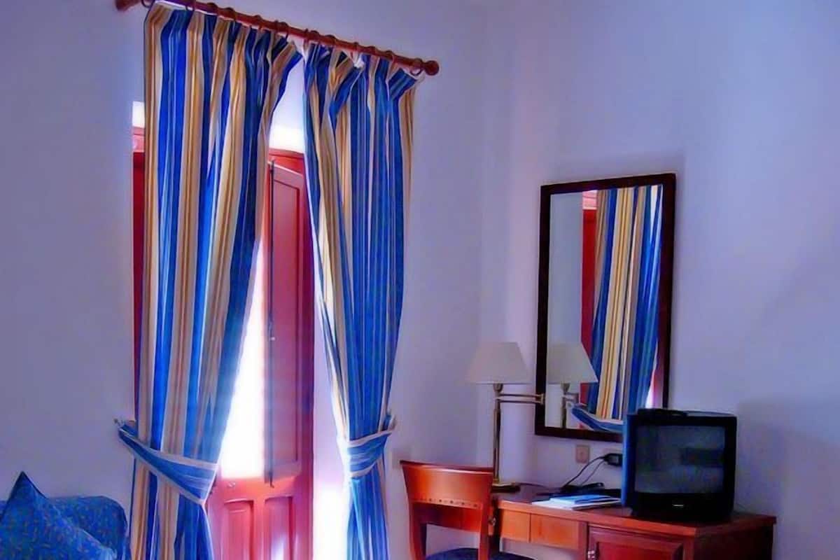 Sábanas italianas Frette, minibar y caja de seguridad en la habitación