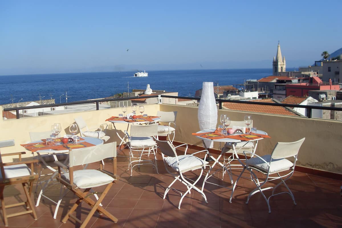 Estudio, en edificio contiguo (400 mt from main building) | Restaurante al aire libre | Se sirven desayunos y cenas; con mesas al aire libre
