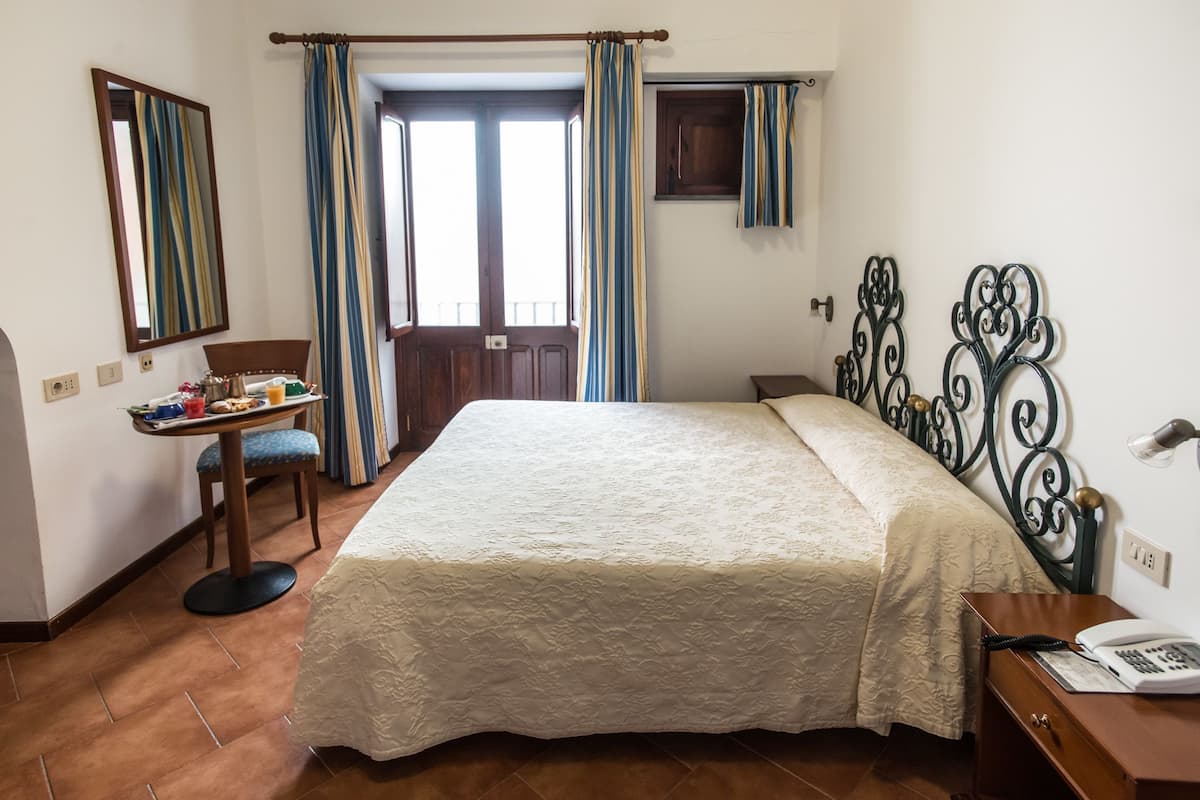 Habitación doble económica | Sábanas italianas Frette, minibar y caja de seguridad en la habitación