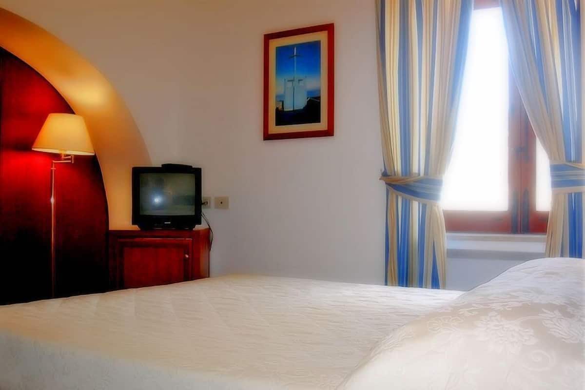 Habitación doble de uso individual, Terraza | Sábanas italianas Frette, minibar y caja de seguridad en la habitación