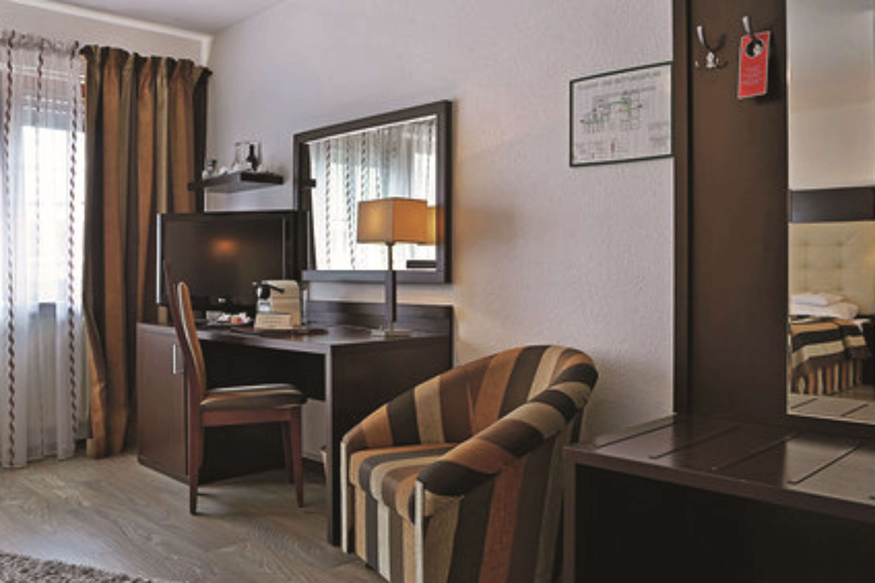 deluxe room, 1 double bed | hypo-allergenic bedding, minibar, in-room safe, desk