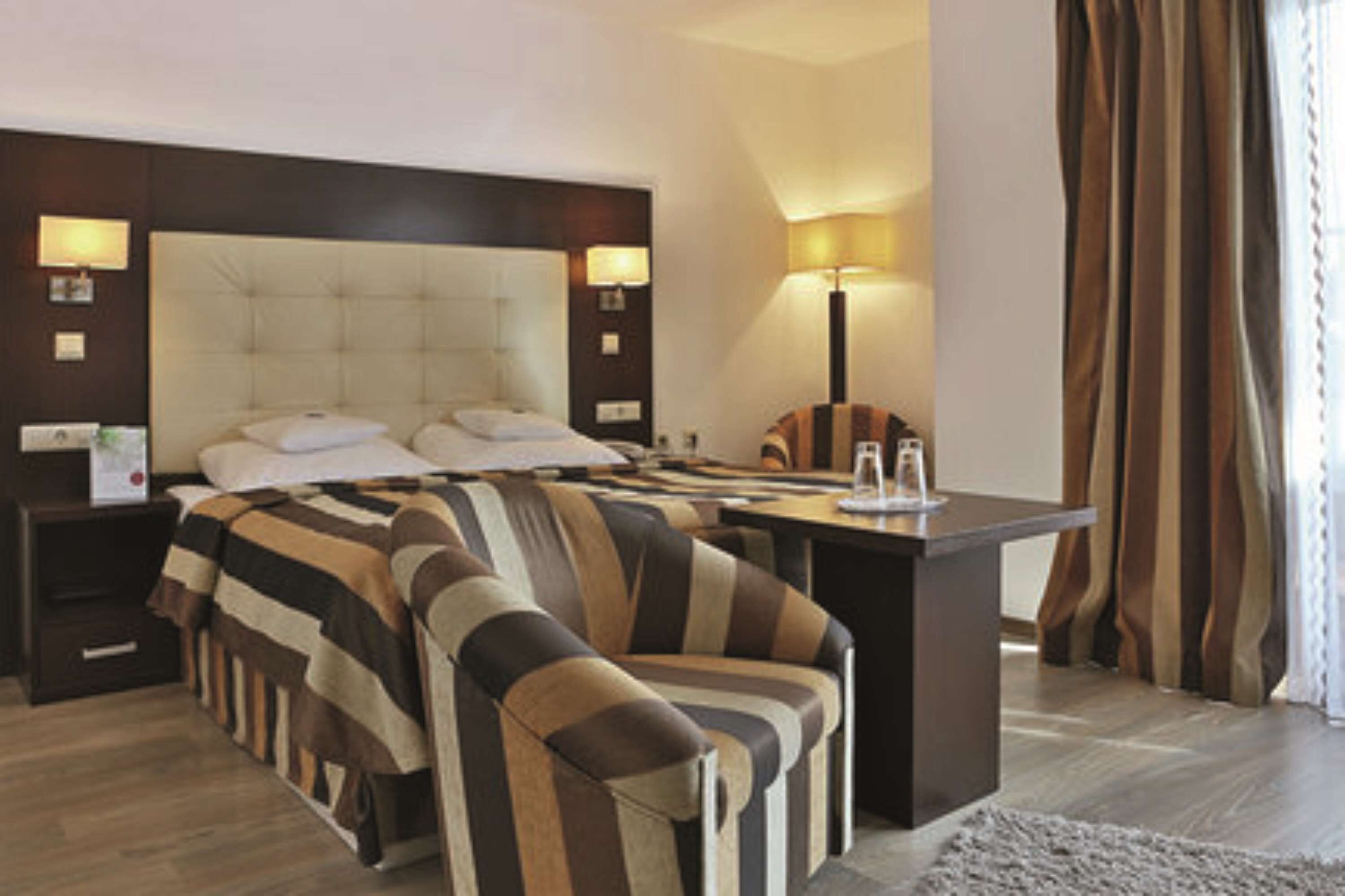 deluxe room, 1 double bed | hypo-allergenic bedding, minibar, in-room safe, desk