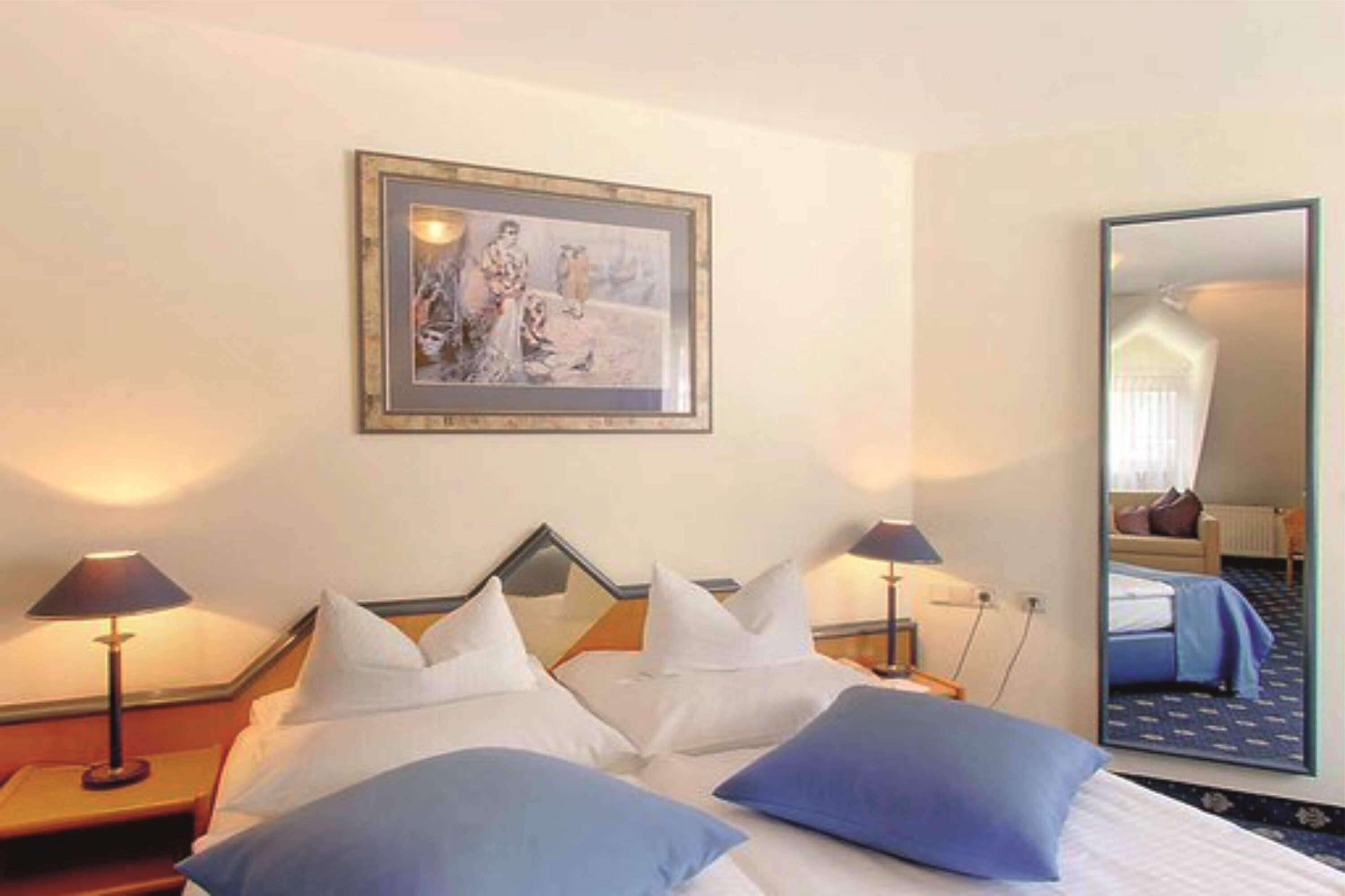 business room, 1 queen bed | hypo-allergenic bedding, minibar, in-room safe, desk