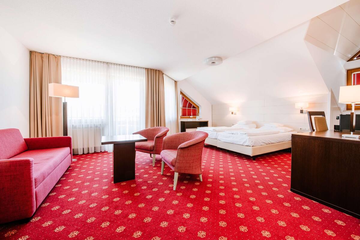Hypo-allergenic bedding, minibar, in-room safe, desk