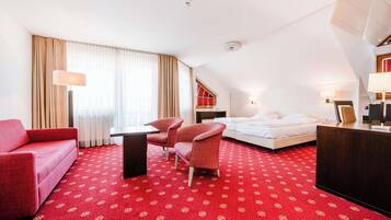 Deluxe Room, 1 Double Bed | Hypo-allergenic bedding, minibar, in-room safe, desk