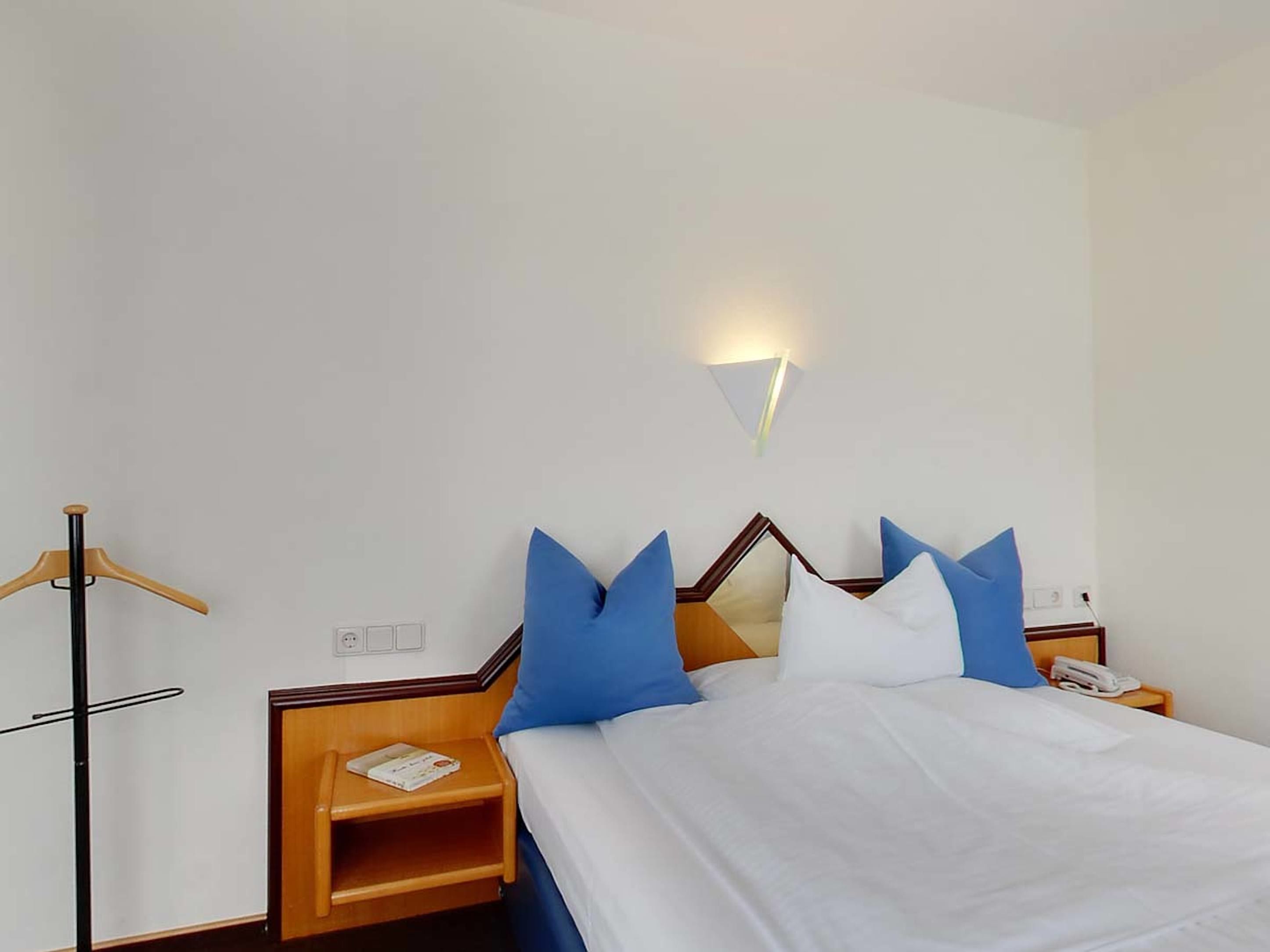 hypo-allergenic bedding, minibar, in-room safe, desk