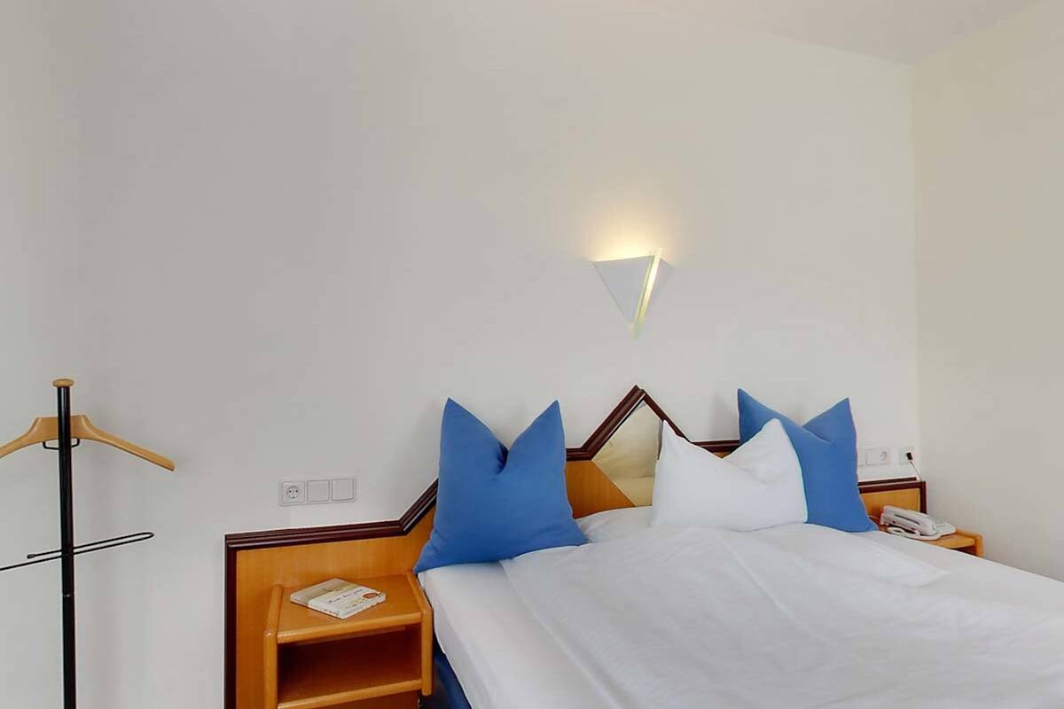 hypo-allergenic bedding, minibar, in-room safe, desk