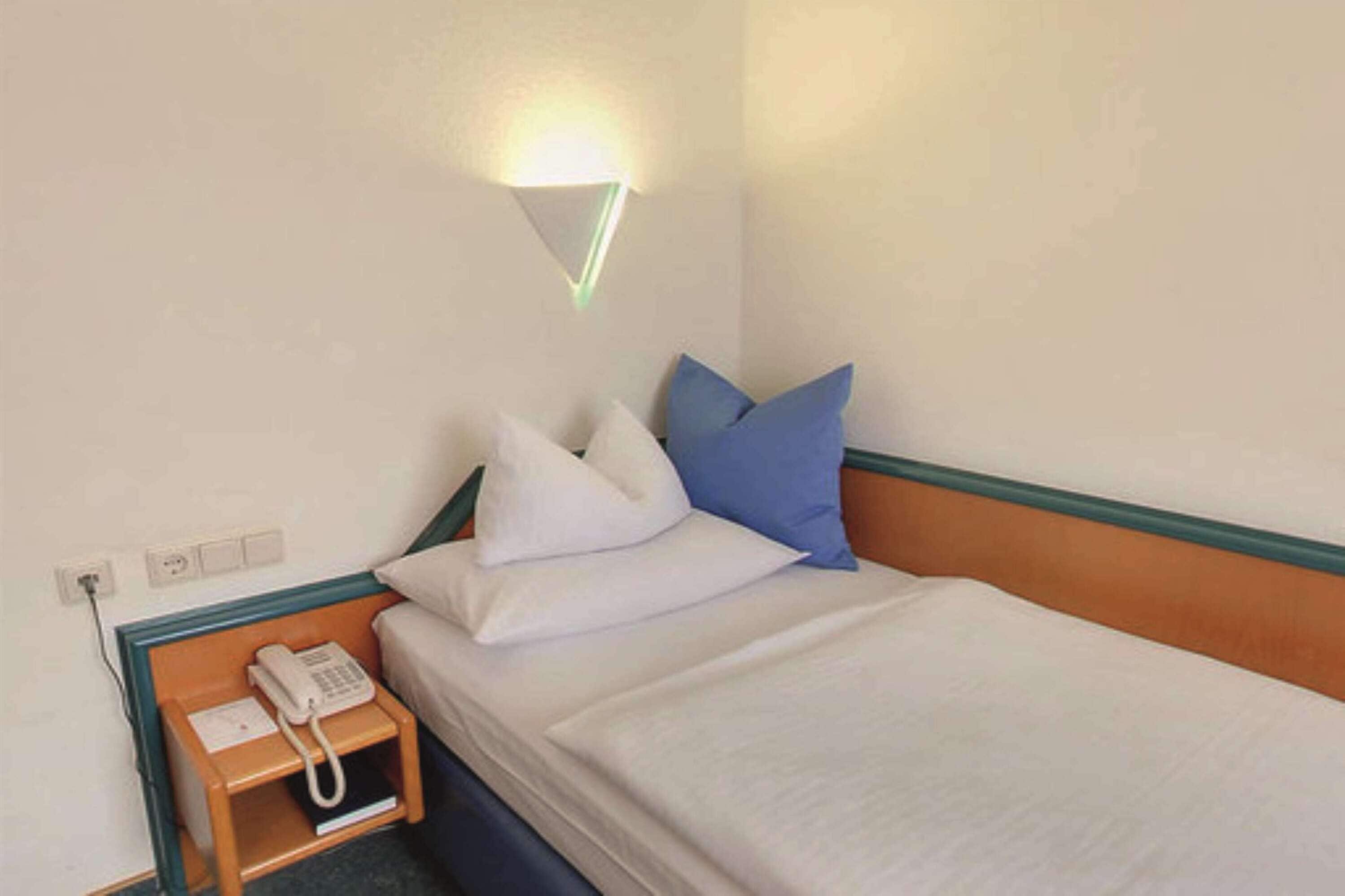 standard room, 1 single bed | hypo-allergenic bedding, minibar, in-room safe, desk