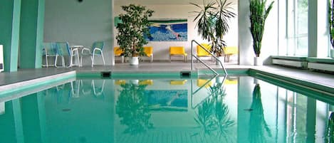 Piscine couverte, chaises longues