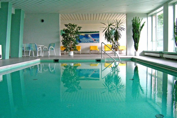 Indoor pool, sun loungers