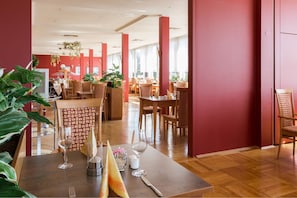 Se sirven desayunos, cenas y cocina regional (con mesas al aire libre)