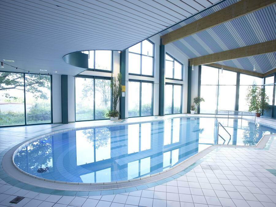 Piscine couverte, chaises longues