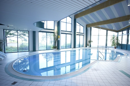 室内游泳池,日光浴躺椅. Lindner Hotel Werrapark Heubacher Hoehe